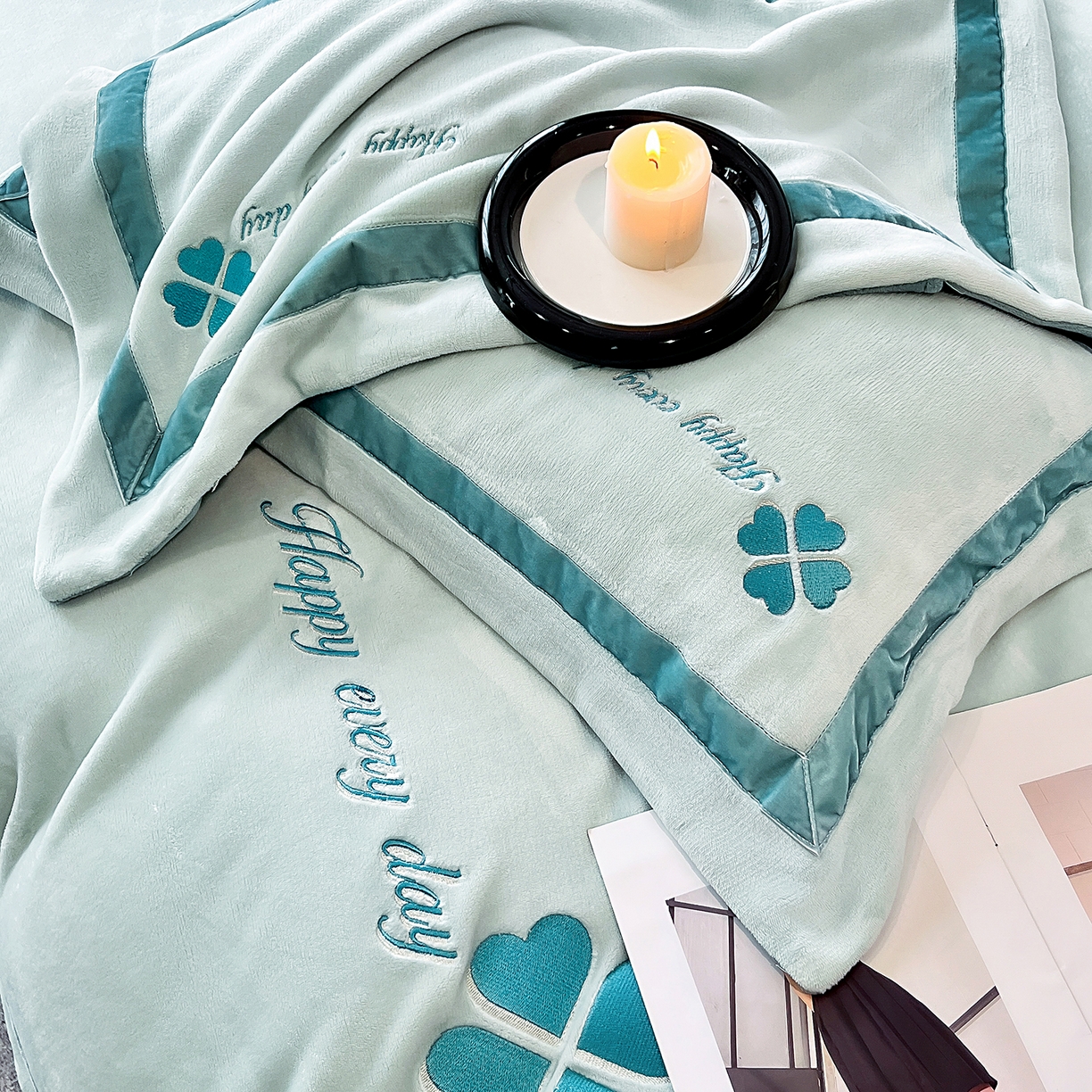 91家纺网 家纺一手货源 找家纺 妮恒美家纺 2025新款牛奶绒刺绣四件套-简爱系列 简爱-枫林蓝＋宾利蓝