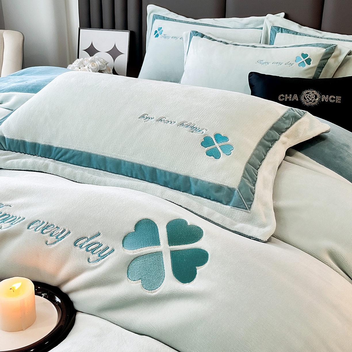 91家纺网 家纺一手货源 找家纺 妮恒美家纺 2025新款牛奶绒刺绣四件套-简爱系列 简爱-枫林蓝＋宾利蓝