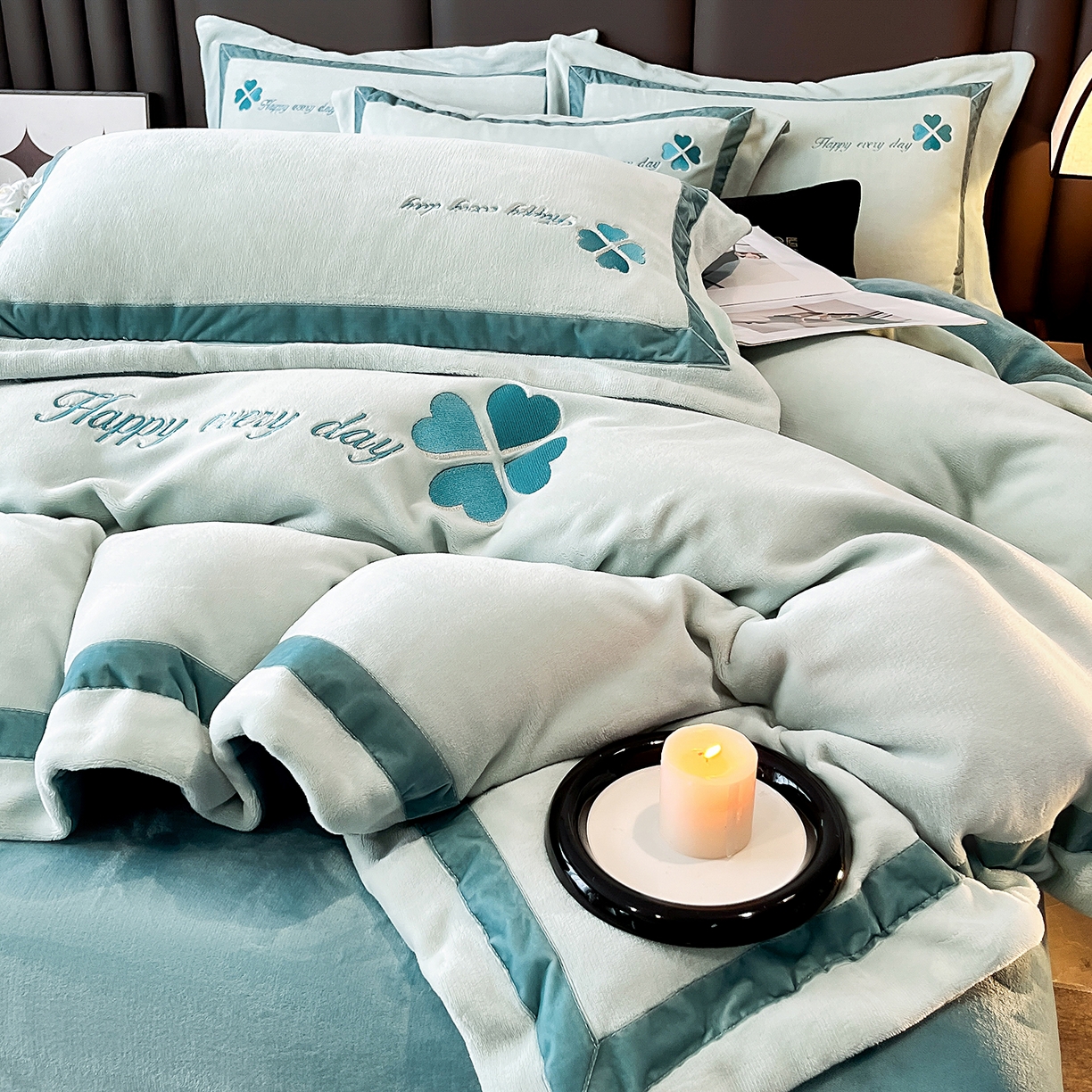 91家纺网 家纺一手货源 找家纺 妮恒美家纺 2025新款牛奶绒刺绣四件套-简爱系列 简爱-枫林蓝＋宾利蓝