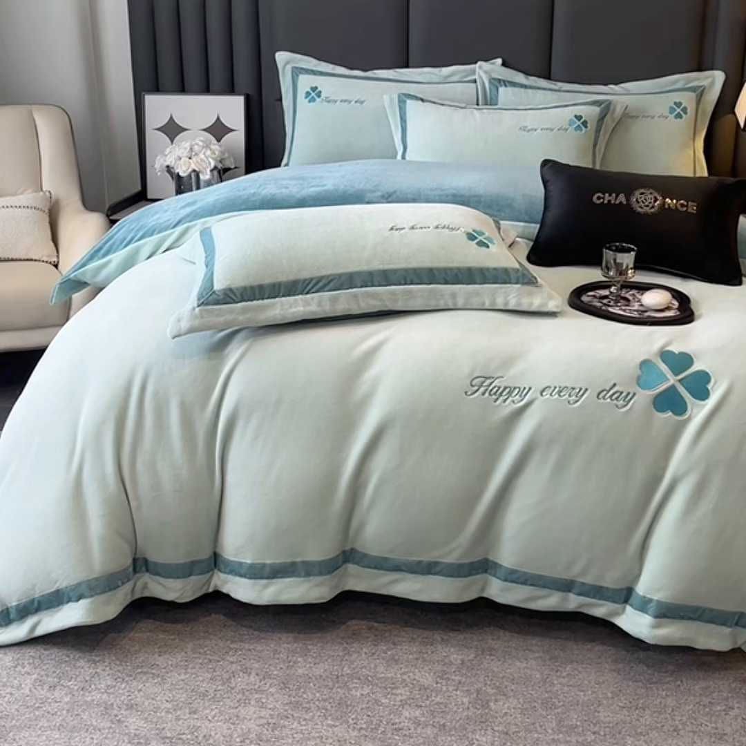 91家纺网 家纺一手货源 找家纺 妮恒美家纺 2025新款牛奶绒刺绣四件套-简爱系列 简爱-枫林蓝＋宾利蓝