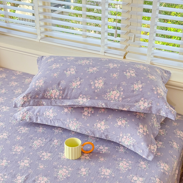 91家纺网 家纺一手货源 找家纺 一诺家居 2025新款A类云感双层纱针织棉印花母婴级裸睡床单三件套 量大可优惠 量大可送货 薰衣草