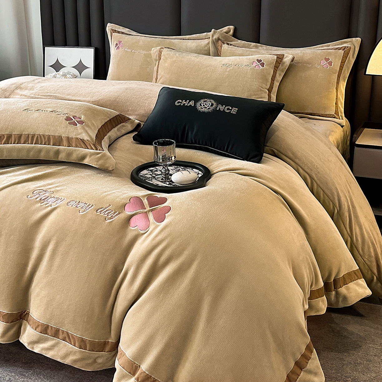 91家纺网 家纺一手货源 找家纺 妮恒美家纺 2025新款牛奶绒刺绣四件套-简爱系列 简爱-高级卡