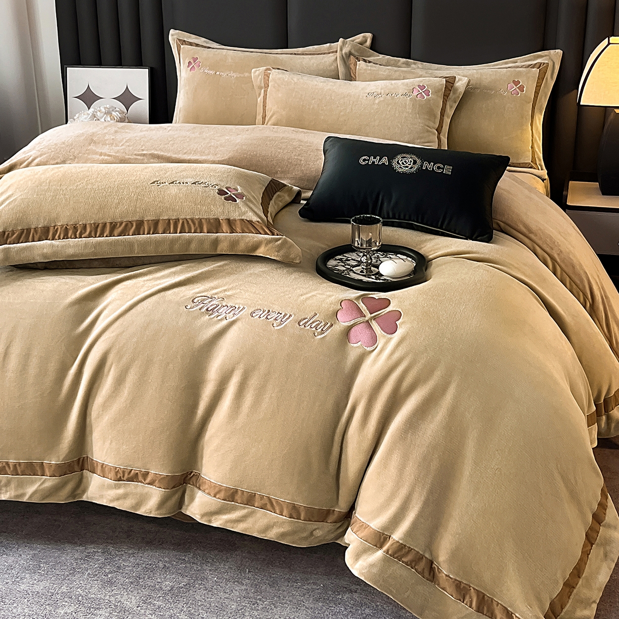 91家纺网 家纺一手货源 找家纺 妮恒美家纺 2025新款牛奶绒刺绣四件套-简爱系列 简爱-高级卡