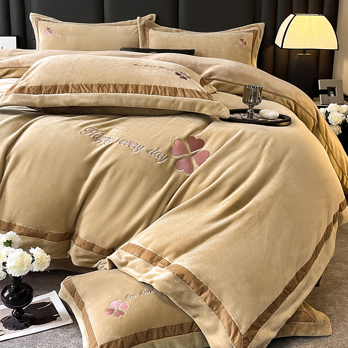 91家纺网 家纺一手货源 找家纺 妮恒美家纺 2025新款牛奶绒刺绣四件套-简爱系列 简爱-高级卡