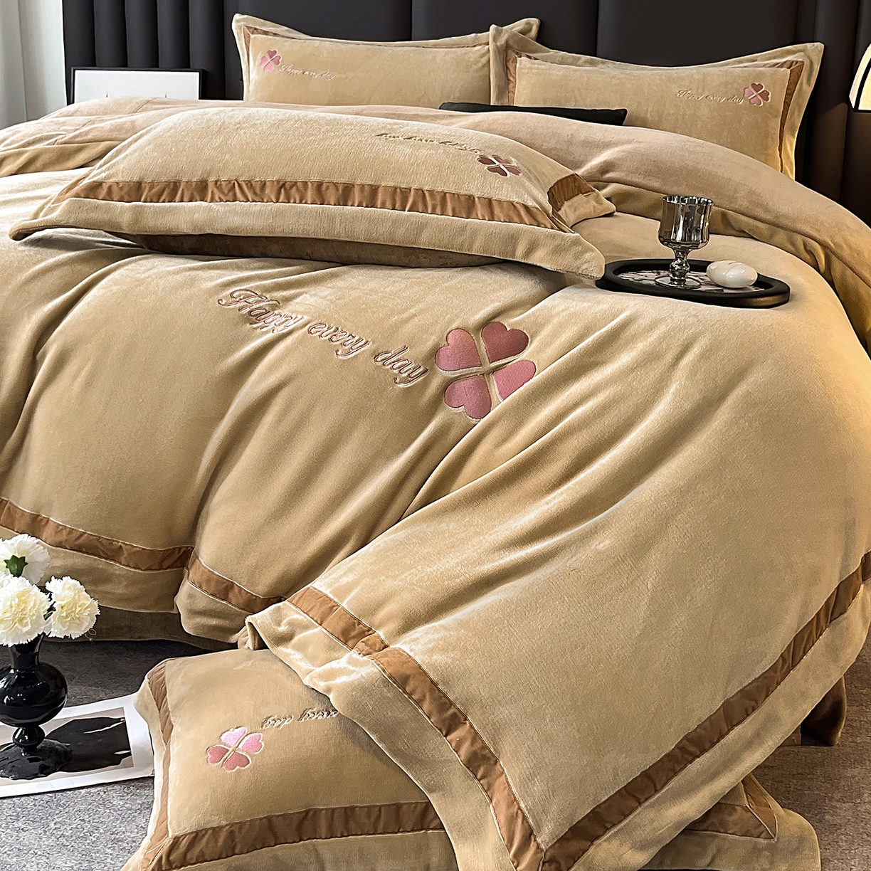 91家纺网 家纺一手货源 找家纺 妮恒美家纺 2025新款牛奶绒刺绣四件套-简爱系列 简爱-高级卡