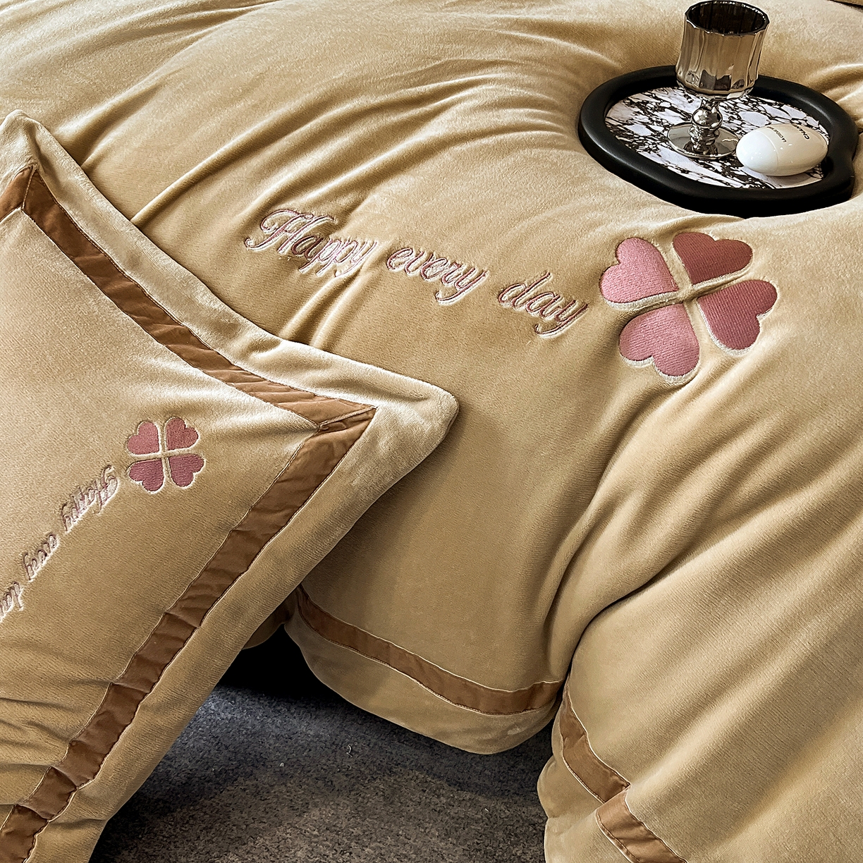 91家纺网 家纺一手货源 找家纺 妮恒美家纺 2025新款牛奶绒刺绣四件套-简爱系列 简爱-高级卡