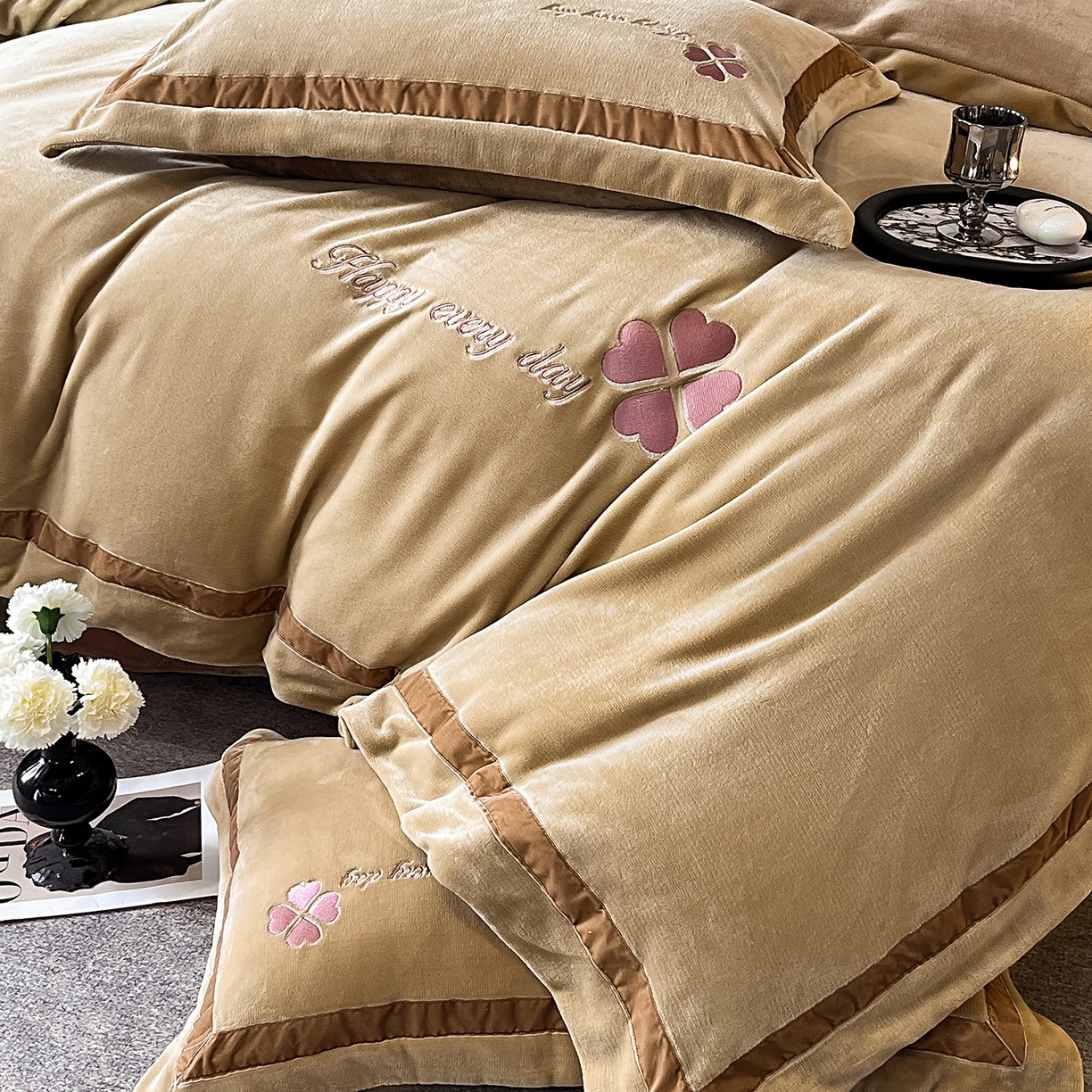 91家纺网 家纺一手货源 找家纺 妮恒美家纺 2025新款牛奶绒刺绣四件套-简爱系列 简爱-高级卡