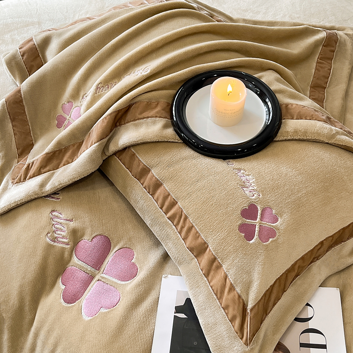 91家纺网 家纺一手货源 找家纺 妮恒美家纺 2025新款牛奶绒刺绣四件套-简爱系列 简爱-高级卡