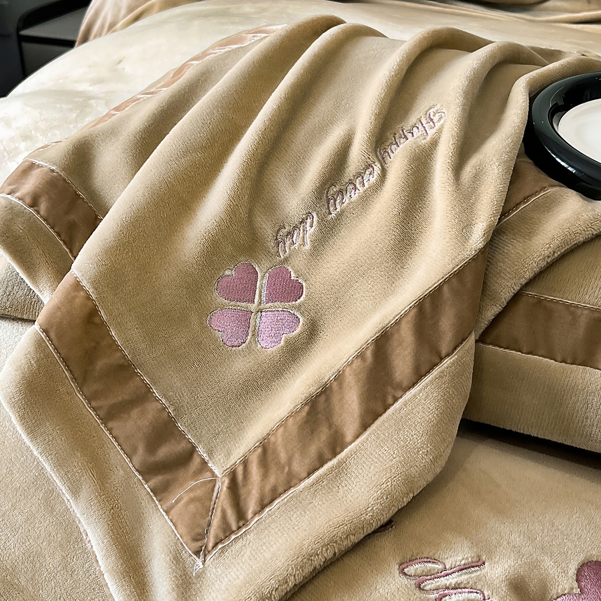 91家纺网 家纺一手货源 找家纺 妮恒美家纺 2025新款牛奶绒刺绣四件套-简爱系列 简爱-高级卡