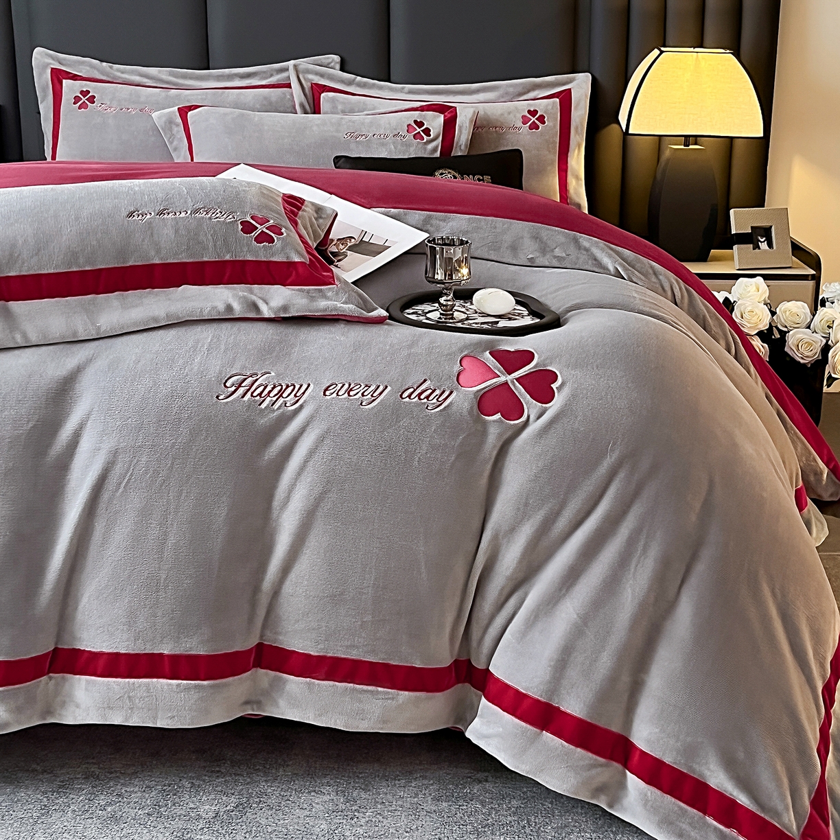 91家纺网 家纺一手货源 找家纺 妮恒美家纺 2025新款牛奶绒刺绣四件套-简爱系列 简爱-火山灰＋安哥拉红