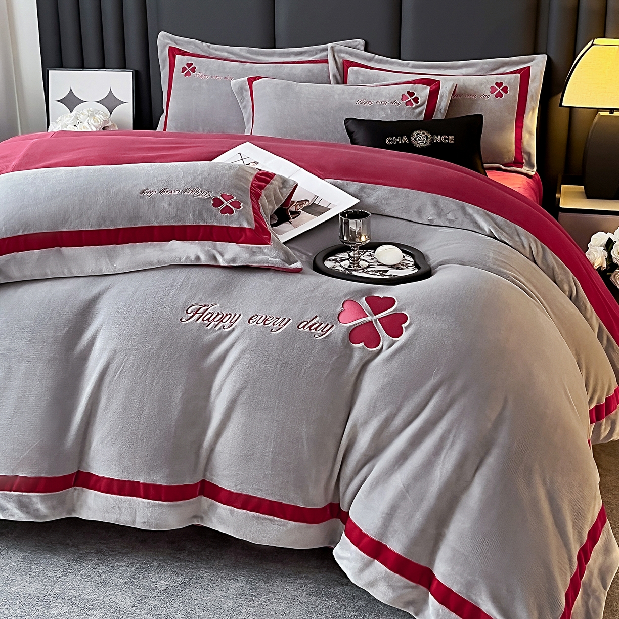 91家纺网 家纺一手货源 找家纺 妮恒美家纺 2025新款牛奶绒刺绣四件套-简爱系列 简爱-火山灰＋安哥拉红