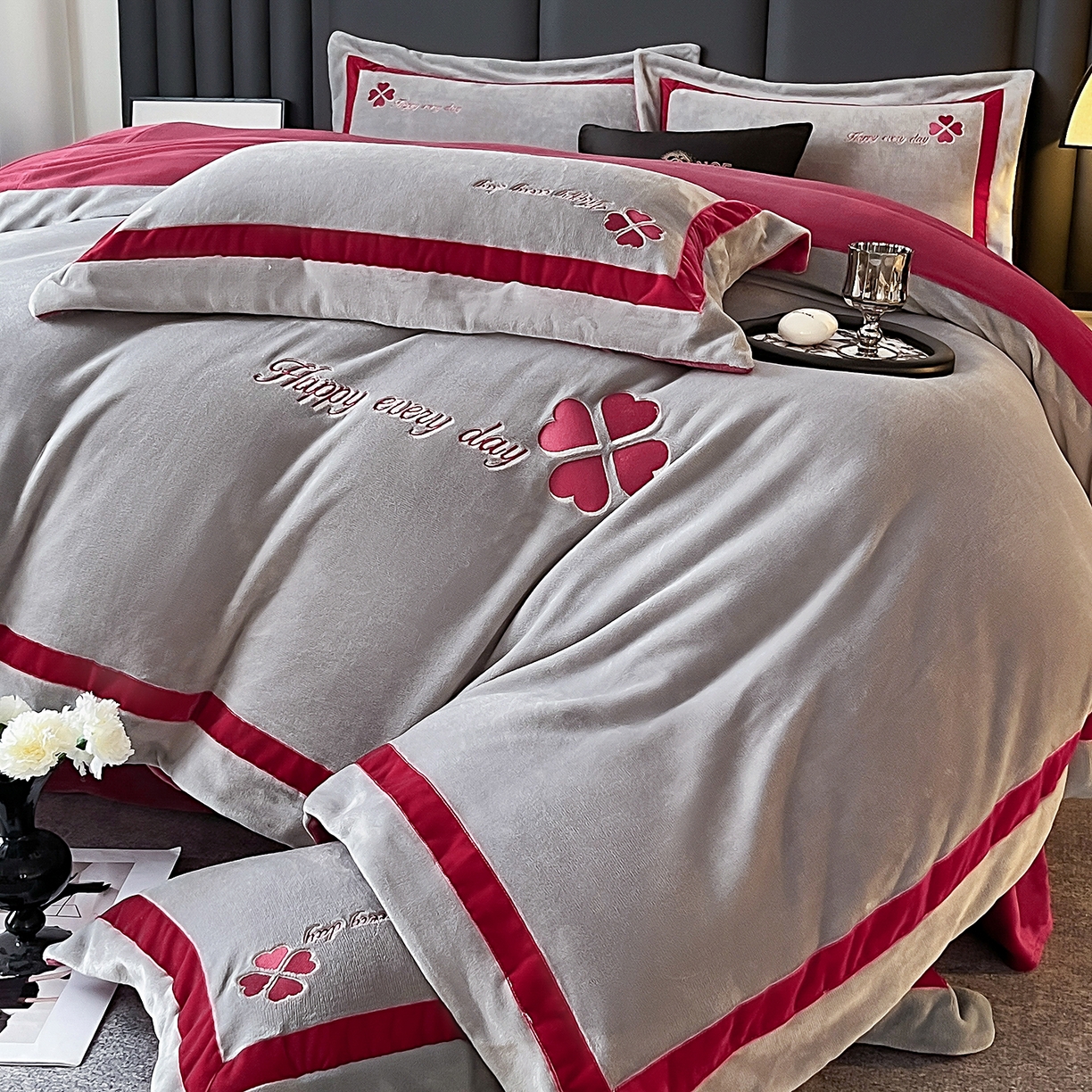 91家纺网 家纺一手货源 找家纺 妮恒美家纺 2025新款牛奶绒刺绣四件套-简爱系列 简爱-火山灰＋安哥拉红