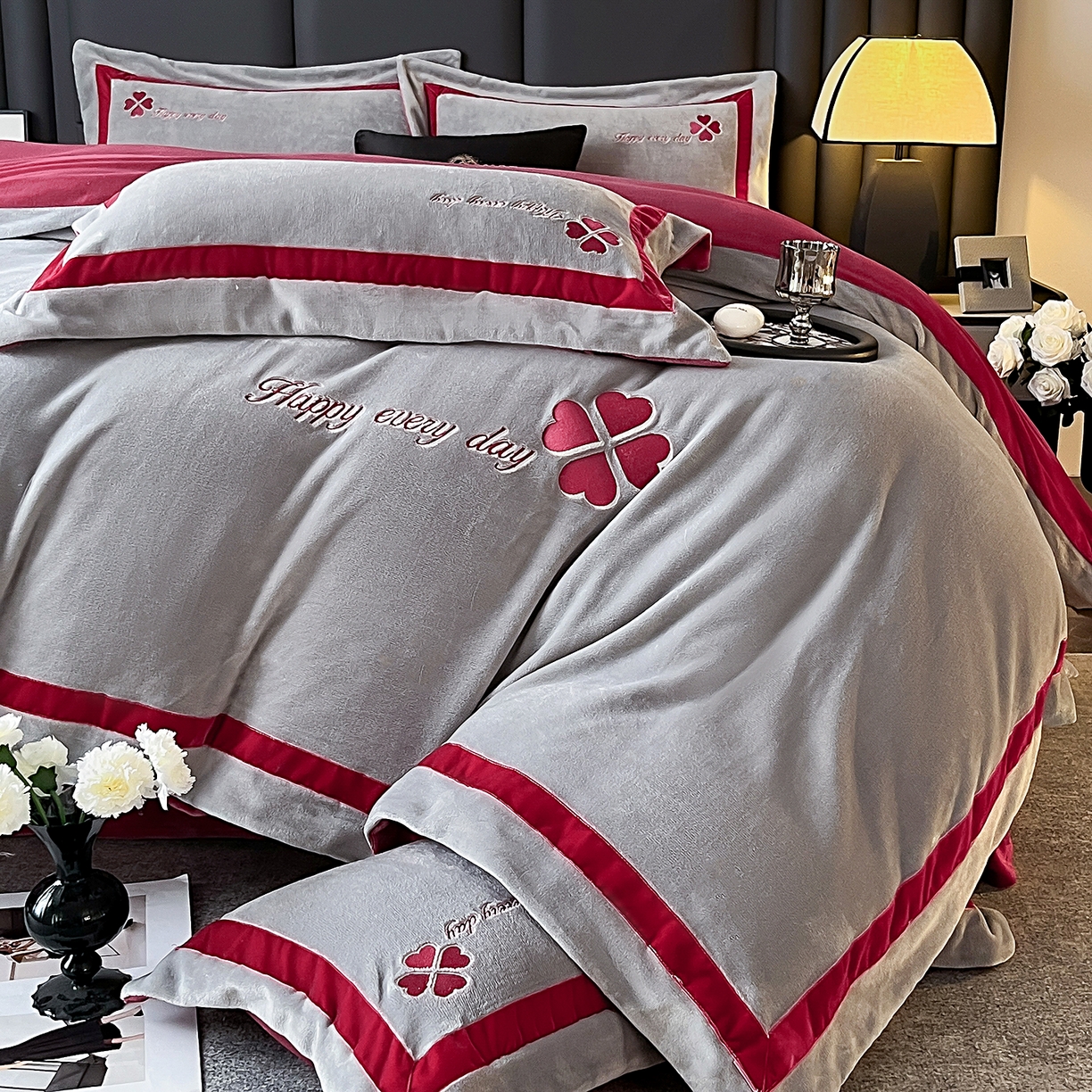 91家纺网 家纺一手货源 找家纺 妮恒美家纺 2025新款牛奶绒刺绣四件套-简爱系列 简爱-火山灰＋安哥拉红