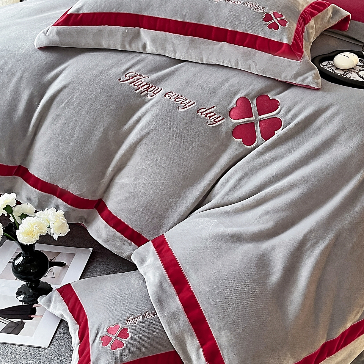 91家纺网 家纺一手货源 找家纺 妮恒美家纺 2025新款牛奶绒刺绣四件套-简爱系列 简爱-火山灰＋安哥拉红