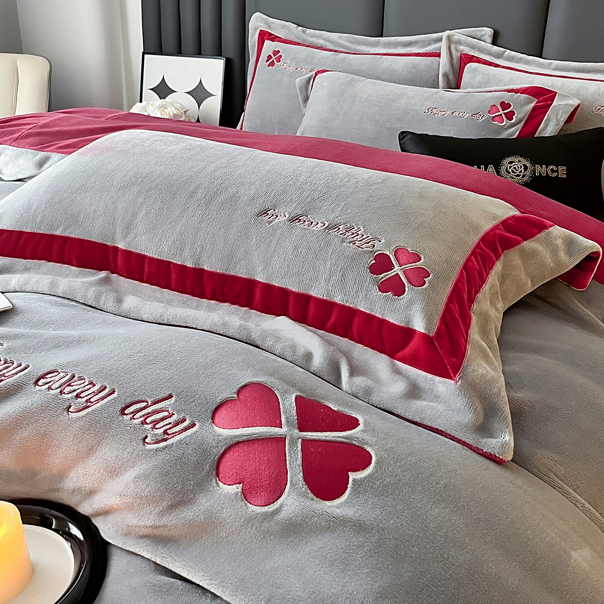 91家纺网 家纺一手货源 找家纺 妮恒美家纺 2025新款牛奶绒刺绣四件套-简爱系列 简爱-火山灰＋安哥拉红