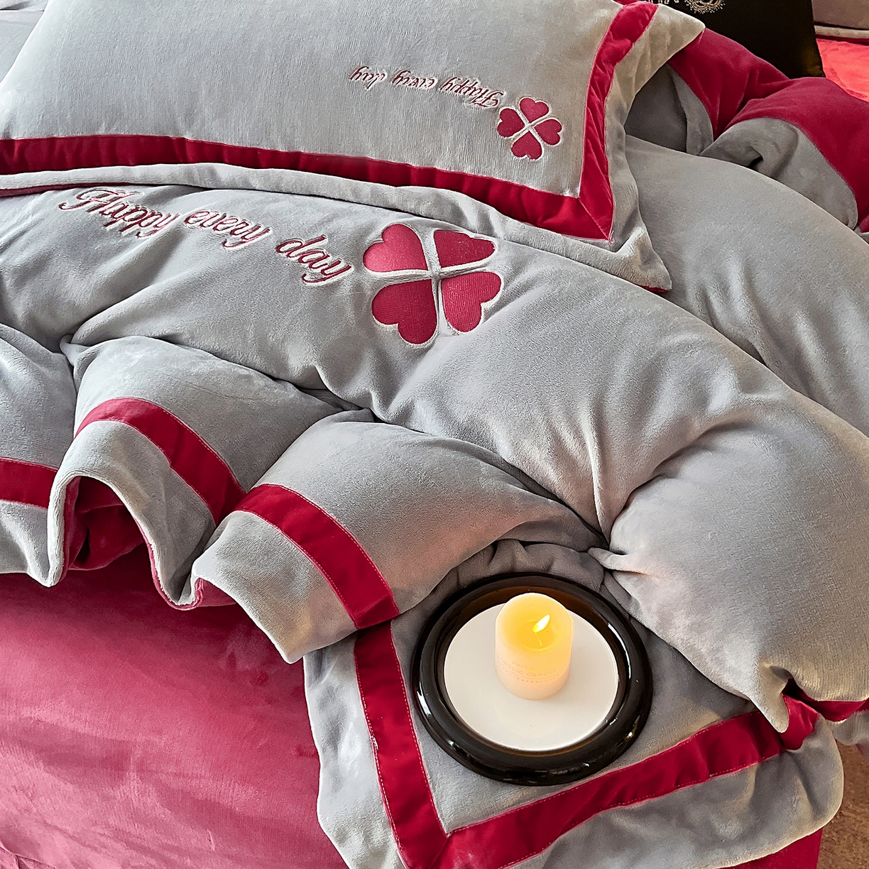 91家纺网 家纺一手货源 找家纺 妮恒美家纺 2025新款牛奶绒刺绣四件套-简爱系列 简爱-火山灰＋安哥拉红