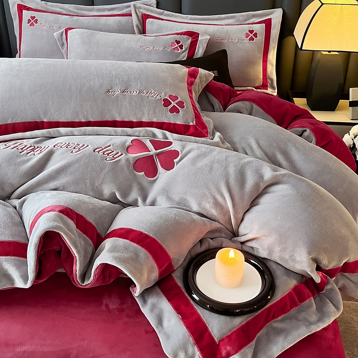 91家纺网 家纺一手货源 找家纺 妮恒美家纺 2025新款牛奶绒刺绣四件套-简爱系列 简爱-火山灰＋安哥拉红