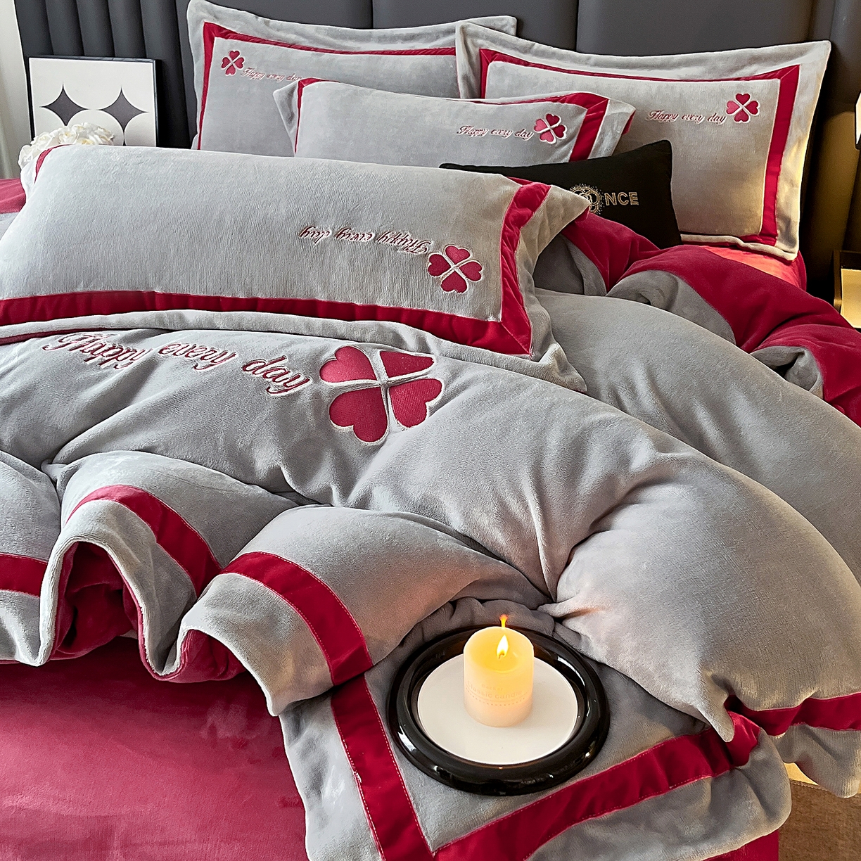 91家纺网 家纺一手货源 找家纺 妮恒美家纺 2025新款牛奶绒刺绣四件套-简爱系列 简爱-火山灰＋安哥拉红