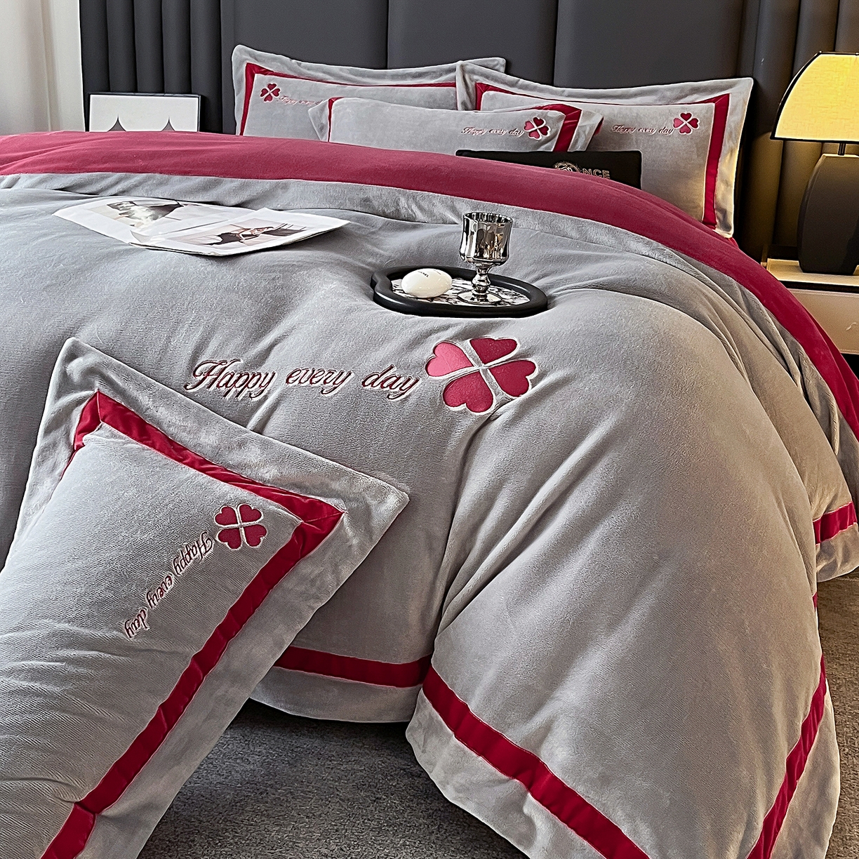 91家纺网 家纺一手货源 找家纺 妮恒美家纺 2025新款牛奶绒刺绣四件套-简爱系列 简爱-火山灰＋安哥拉红