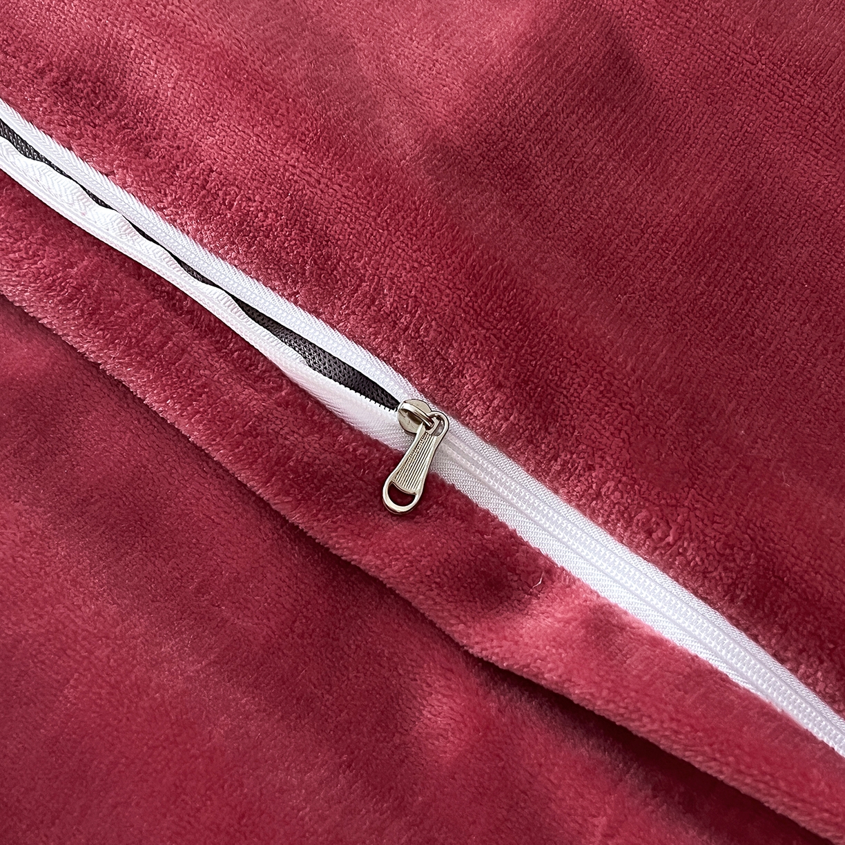 91家纺网 家纺一手货源 找家纺 妮恒美家纺 2025新款牛奶绒刺绣四件套-简爱系列 简爱-火山灰＋安哥拉红