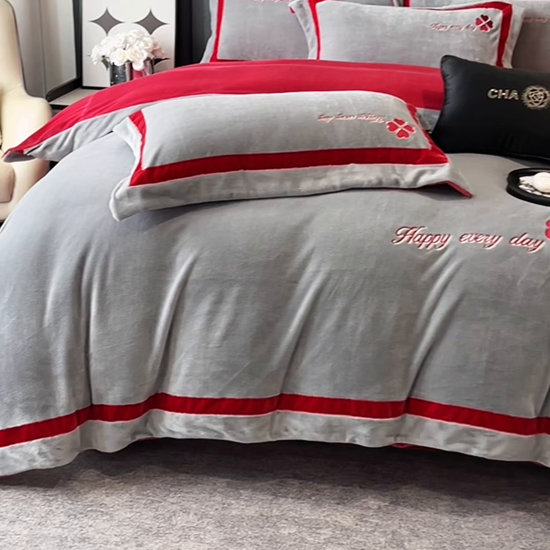 91家纺网 家纺一手货源 找家纺 妮恒美家纺 2025新款牛奶绒刺绣四件套-简爱系列 简爱-火山灰＋安哥拉红