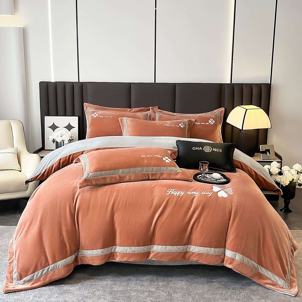 91家纺网 家纺一手货源 找家纺 妮恒美家纺 2025新款牛奶绒刺绣四件套-简爱系列 简爱-焦糖＋浅灰