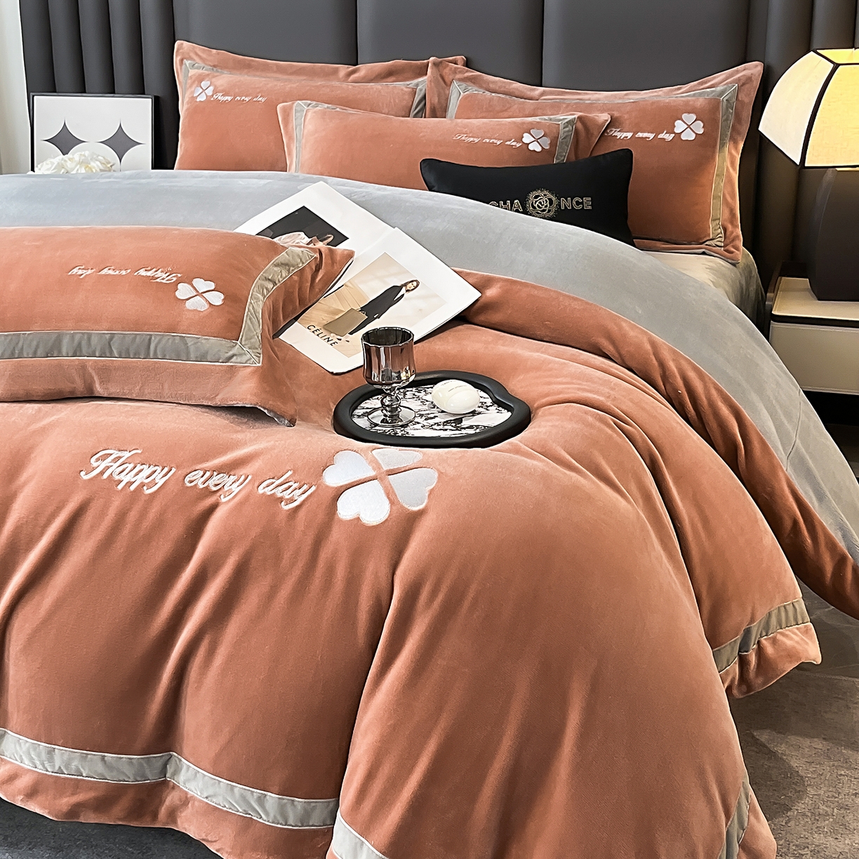 91家纺网 家纺一手货源 找家纺 妮恒美家纺 2025新款牛奶绒刺绣四件套-简爱系列 简爱-焦糖＋浅灰