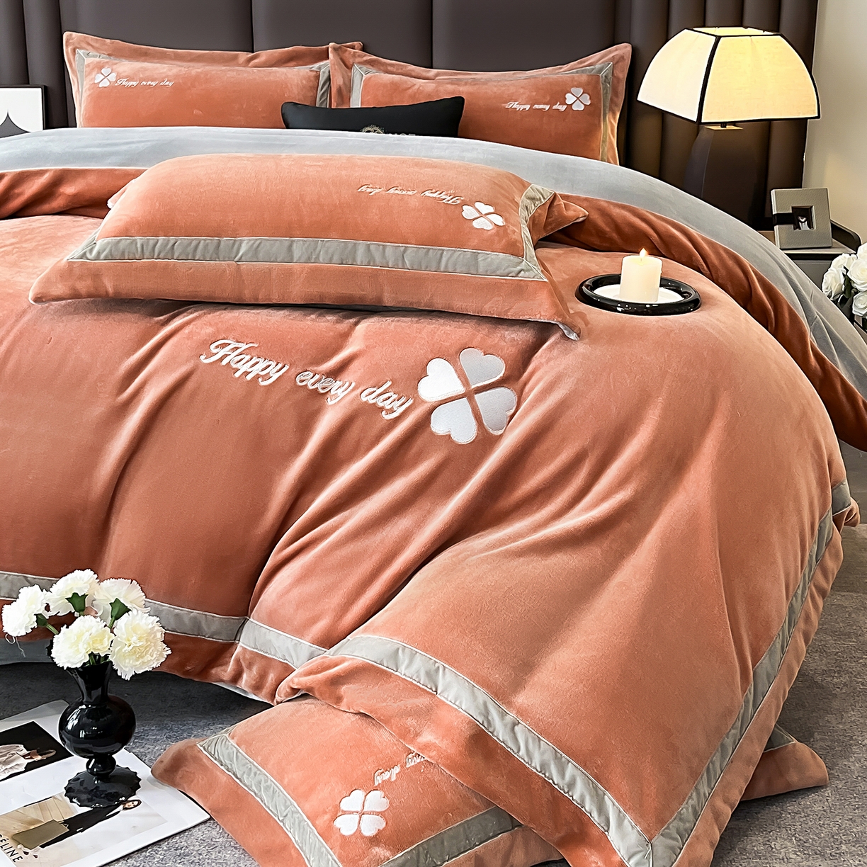 91家纺网 家纺一手货源 找家纺 妮恒美家纺 2025新款牛奶绒刺绣四件套-简爱系列 简爱-焦糖＋浅灰