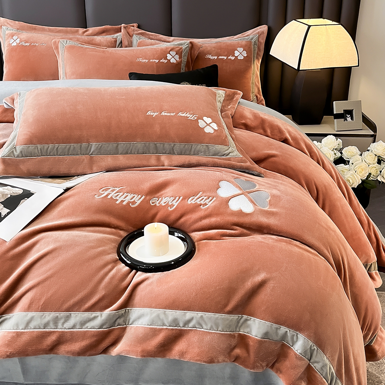 91家纺网 家纺一手货源 找家纺 妮恒美家纺 2025新款牛奶绒刺绣四件套-简爱系列 简爱-焦糖＋浅灰