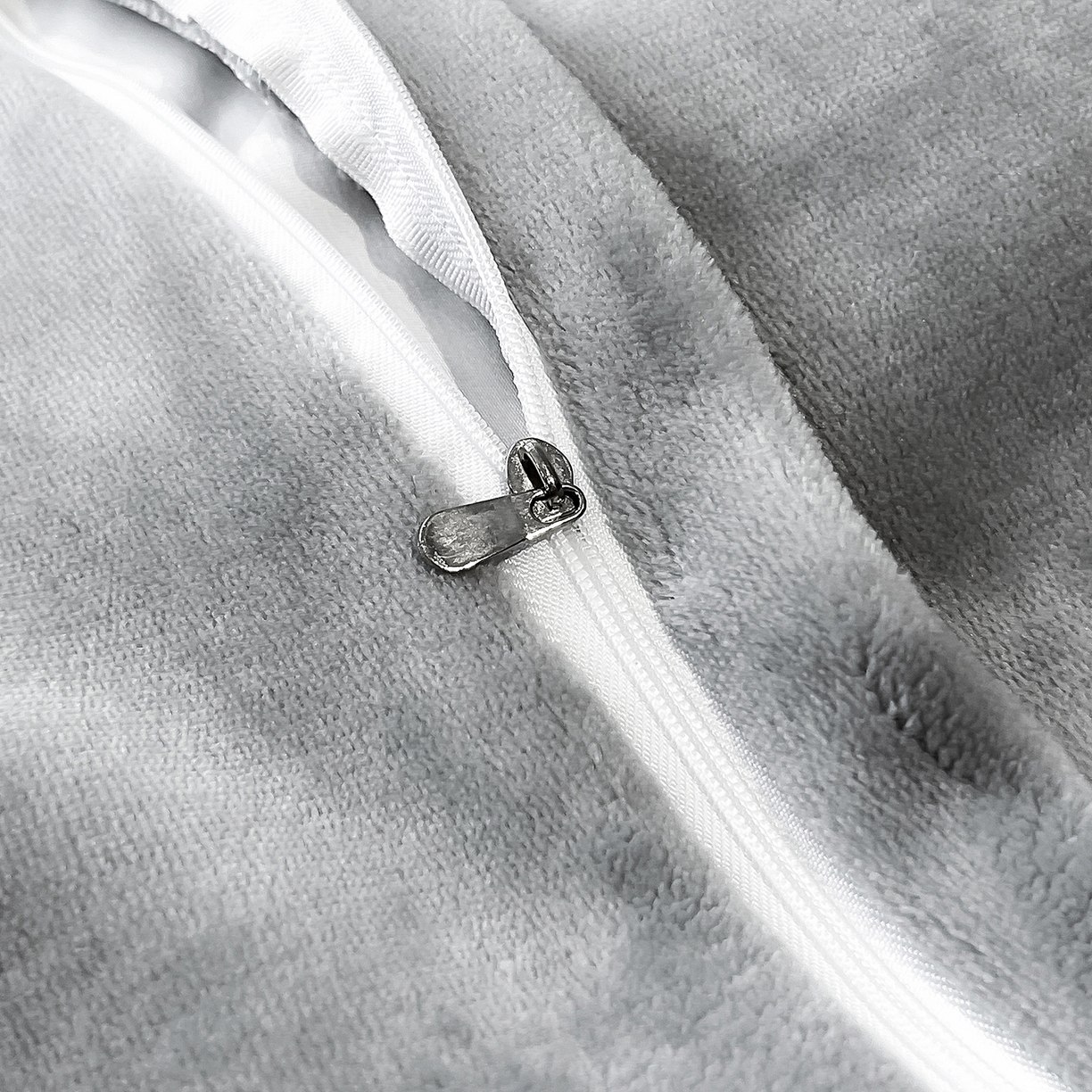 91家纺网 家纺一手货源 找家纺 妮恒美家纺 2025新款牛奶绒刺绣四件套-简爱系列 简爱-焦糖＋浅灰