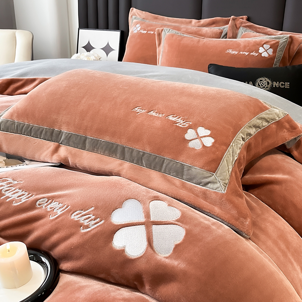 91家纺网 家纺一手货源 找家纺 妮恒美家纺 2025新款牛奶绒刺绣四件套-简爱系列 简爱-焦糖＋浅灰