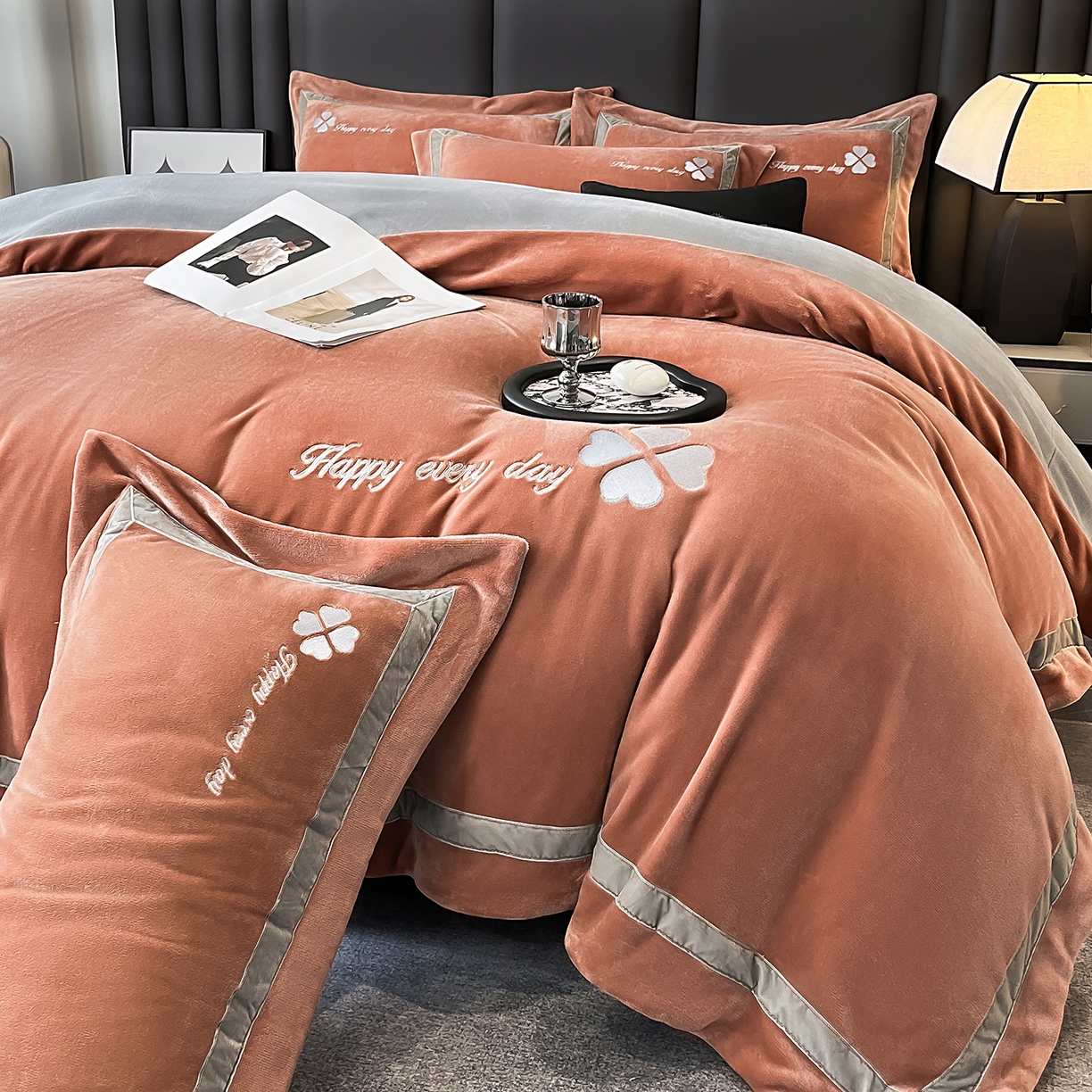 91家纺网 家纺一手货源 找家纺 妮恒美家纺 2025新款牛奶绒刺绣四件套-简爱系列 简爱-焦糖＋浅灰