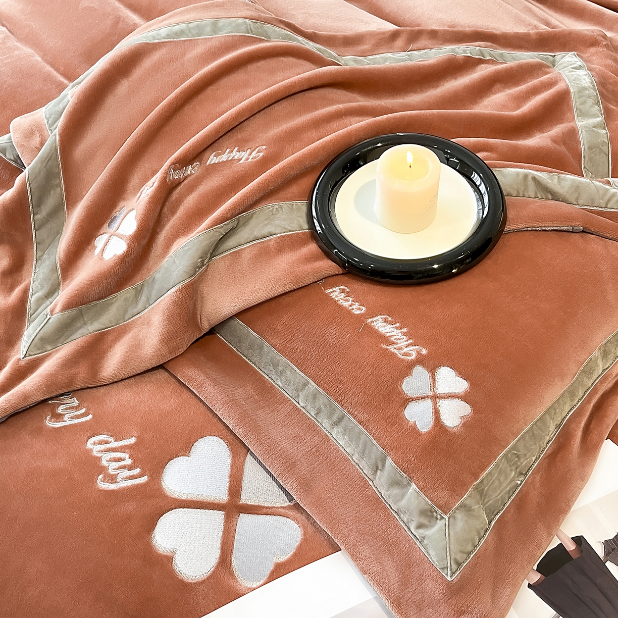 91家纺网 家纺一手货源 找家纺 妮恒美家纺 2025新款牛奶绒刺绣四件套-简爱系列 简爱-焦糖＋浅灰