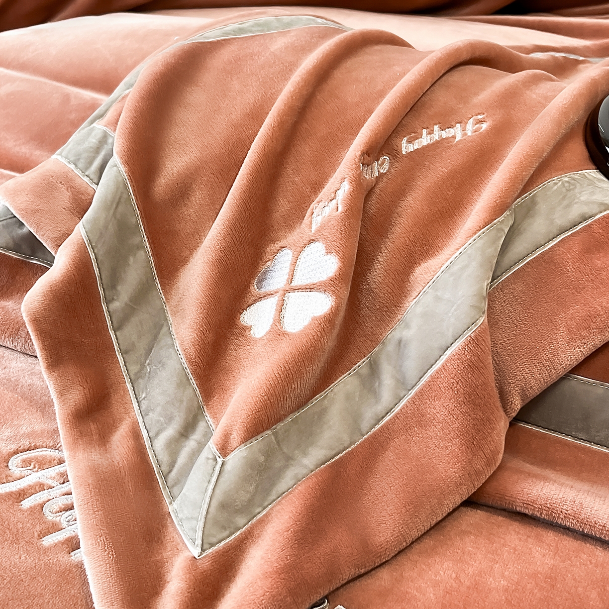 91家纺网 家纺一手货源 找家纺 妮恒美家纺 2025新款牛奶绒刺绣四件套-简爱系列 简爱-焦糖＋浅灰