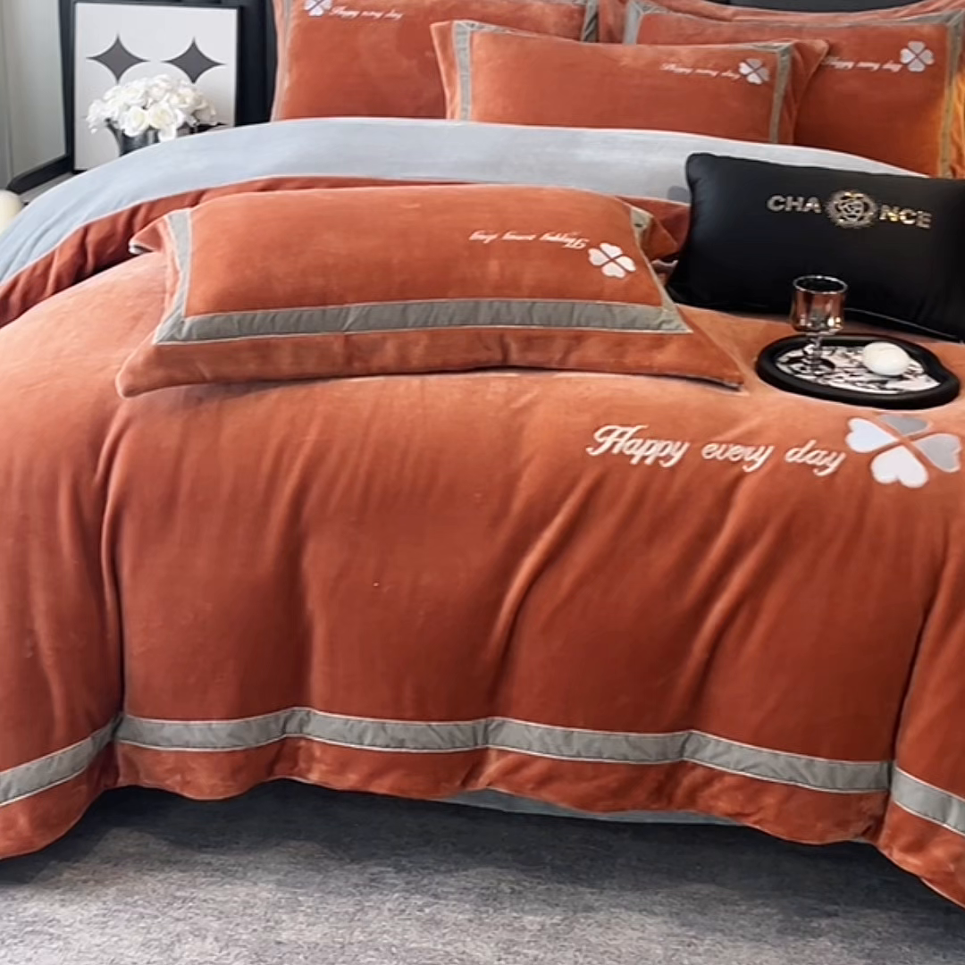 91家纺网 家纺一手货源 找家纺 妮恒美家纺 2025新款牛奶绒刺绣四件套-简爱系列 简爱-焦糖＋浅灰