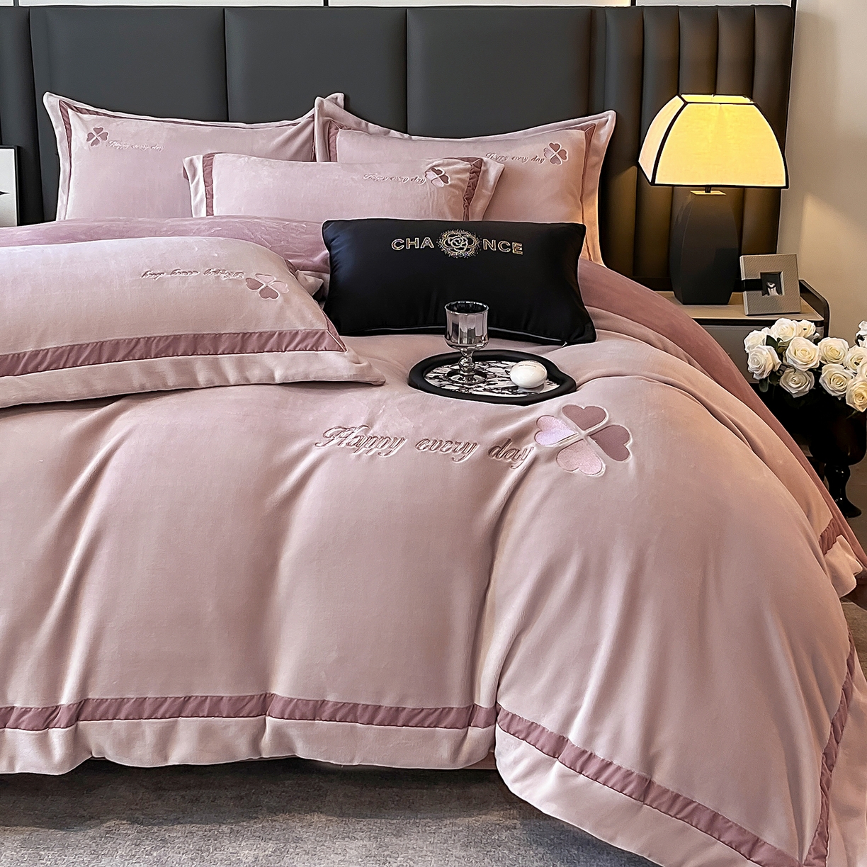 91家纺网 家纺一手货源 找家纺 妮恒美家纺 2025新款牛奶绒刺绣四件套-简爱系列 简爱-暖心紫