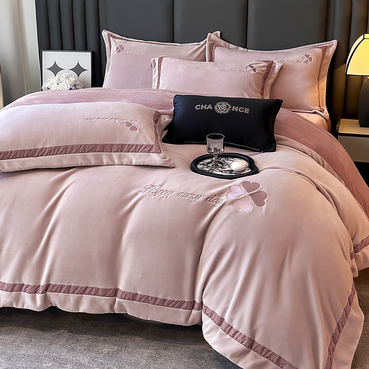 91家纺网 家纺一手货源 找家纺 妮恒美家纺 2025新款牛奶绒刺绣四件套-简爱系列 简爱-暖心紫