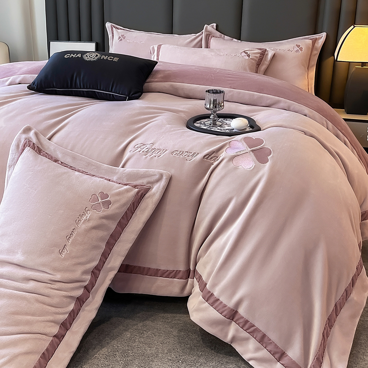 91家纺网 家纺一手货源 找家纺 妮恒美家纺 2025新款牛奶绒刺绣四件套-简爱系列 简爱-暖心紫