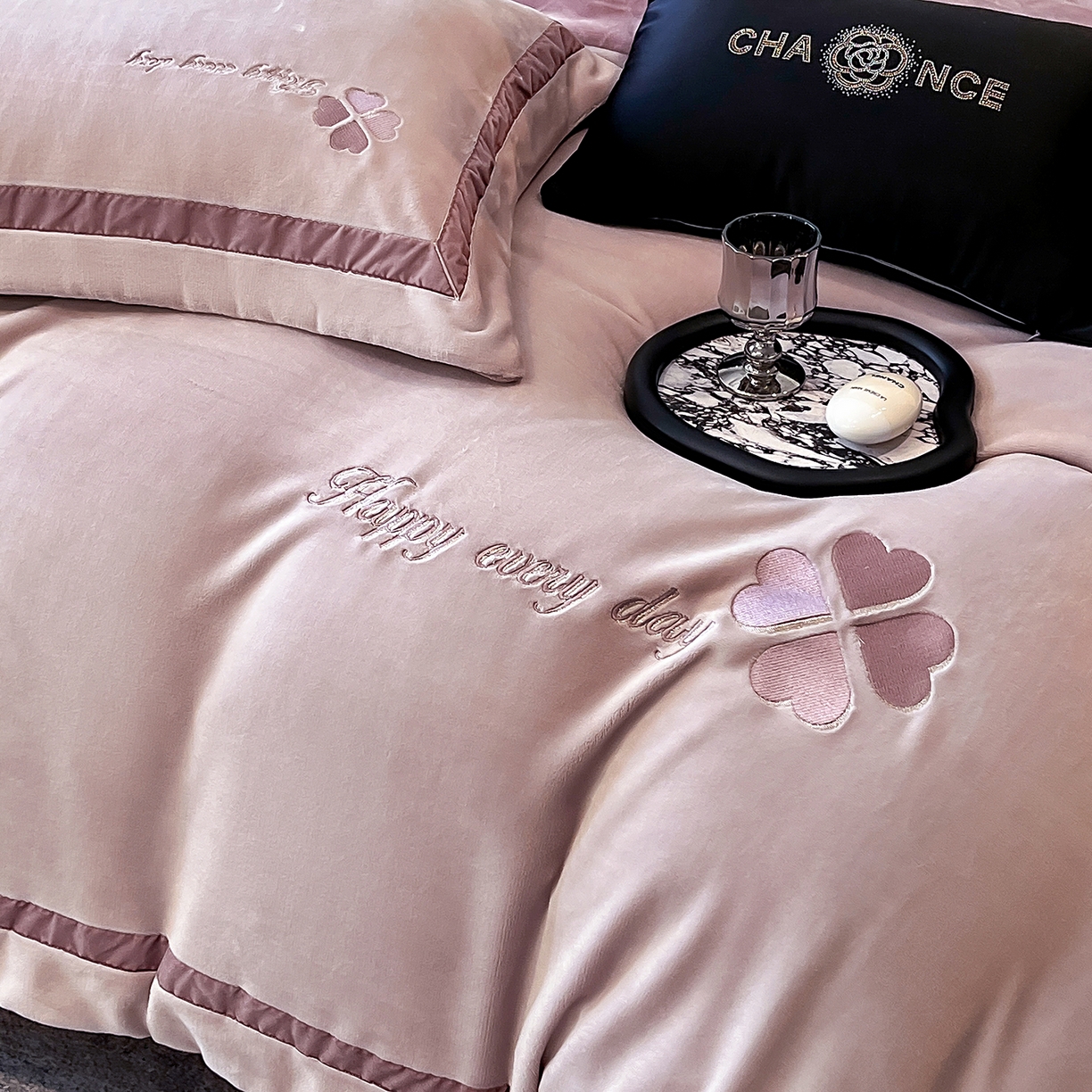 91家纺网 家纺一手货源 找家纺 妮恒美家纺 2025新款牛奶绒刺绣四件套-简爱系列 简爱-暖心紫