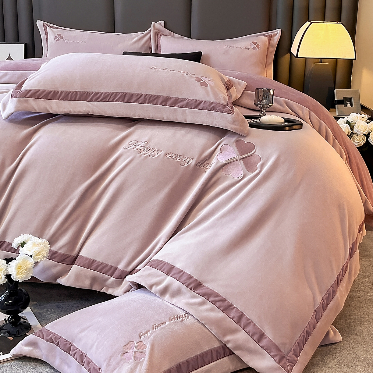 91家纺网 家纺一手货源 找家纺 妮恒美家纺 2025新款牛奶绒刺绣四件套-简爱系列 简爱-暖心紫