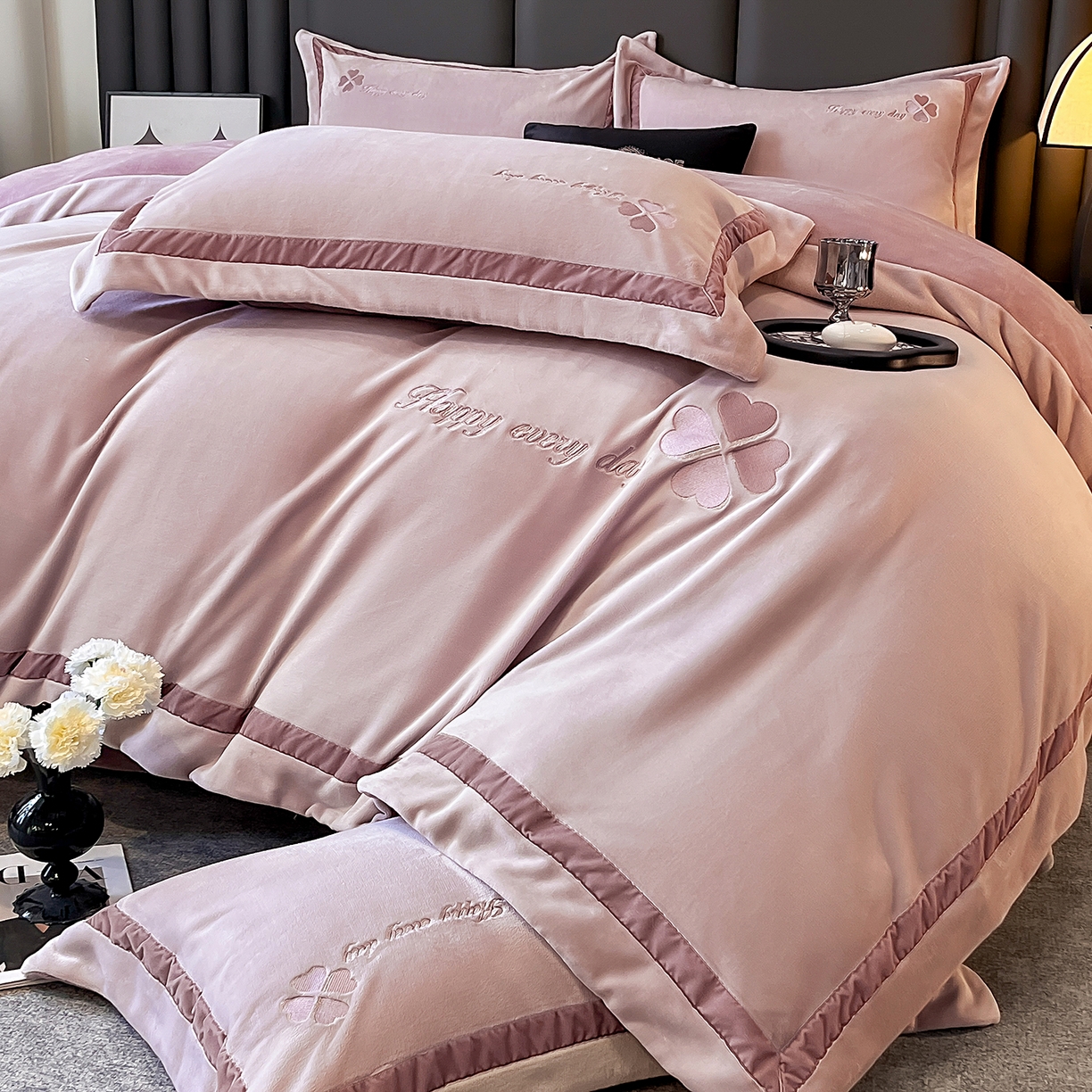 91家纺网 家纺一手货源 找家纺 妮恒美家纺 2025新款牛奶绒刺绣四件套-简爱系列 简爱-暖心紫