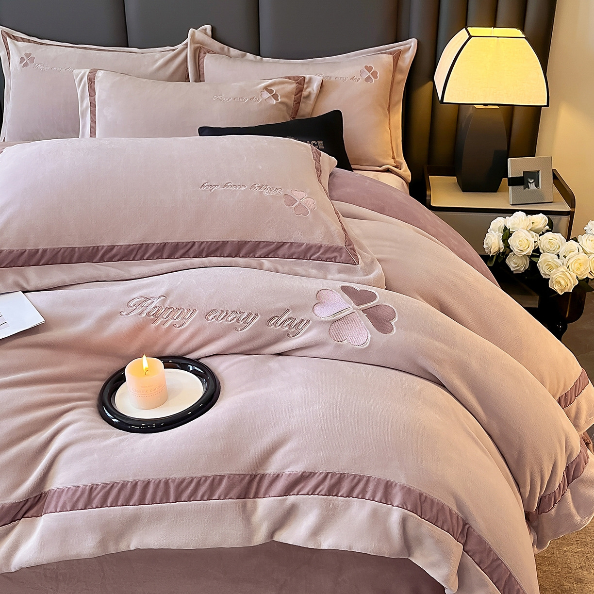 91家纺网 家纺一手货源 找家纺 妮恒美家纺 2025新款牛奶绒刺绣四件套-简爱系列 简爱-暖心紫