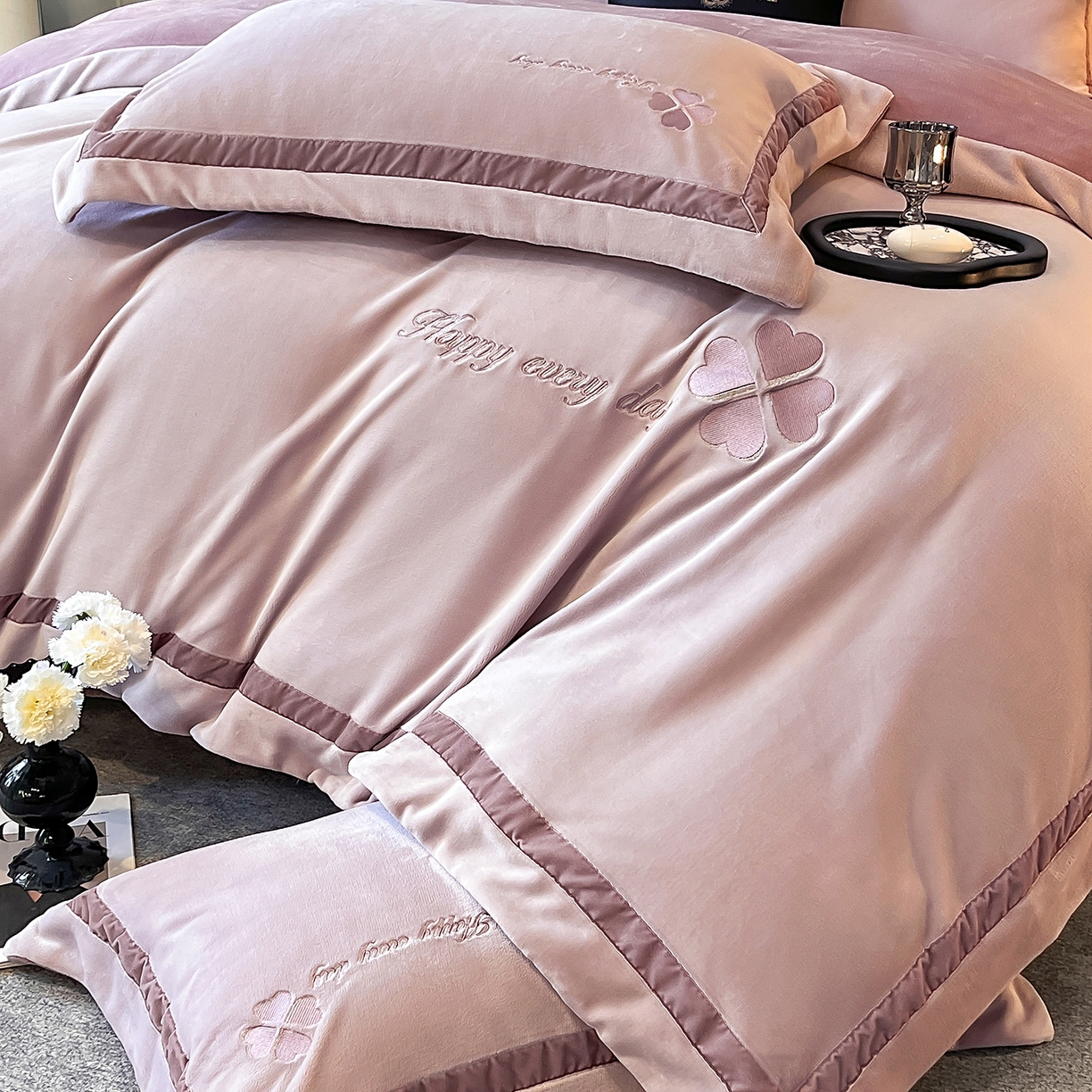 91家纺网 家纺一手货源 找家纺 妮恒美家纺 2025新款牛奶绒刺绣四件套-简爱系列 简爱-暖心紫