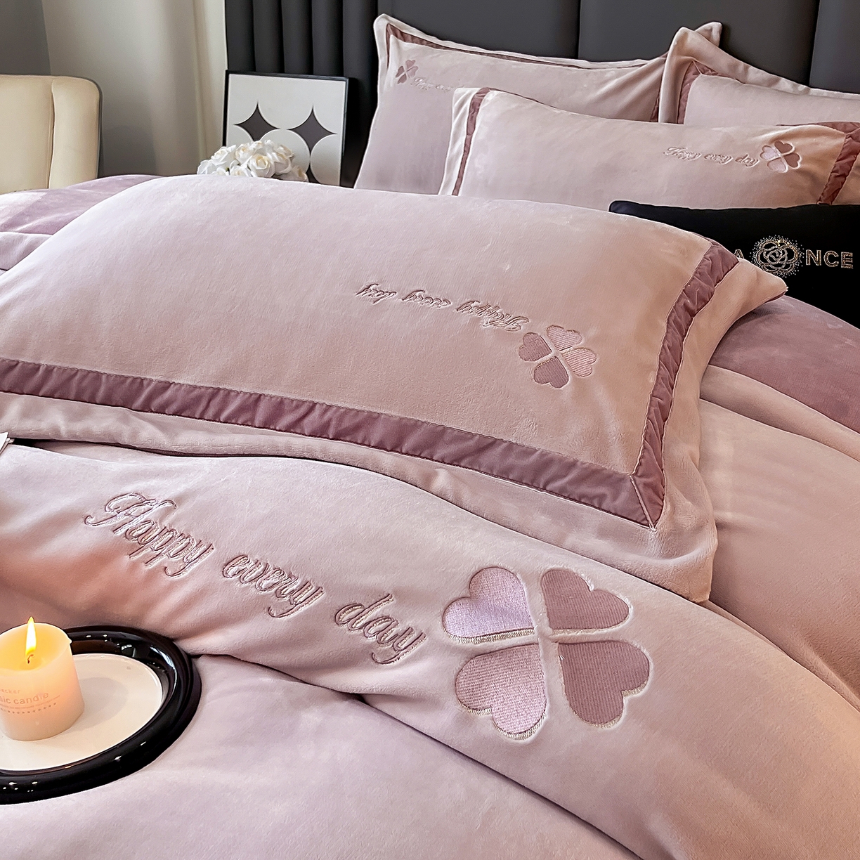 91家纺网 家纺一手货源 找家纺 妮恒美家纺 2025新款牛奶绒刺绣四件套-简爱系列 简爱-暖心紫