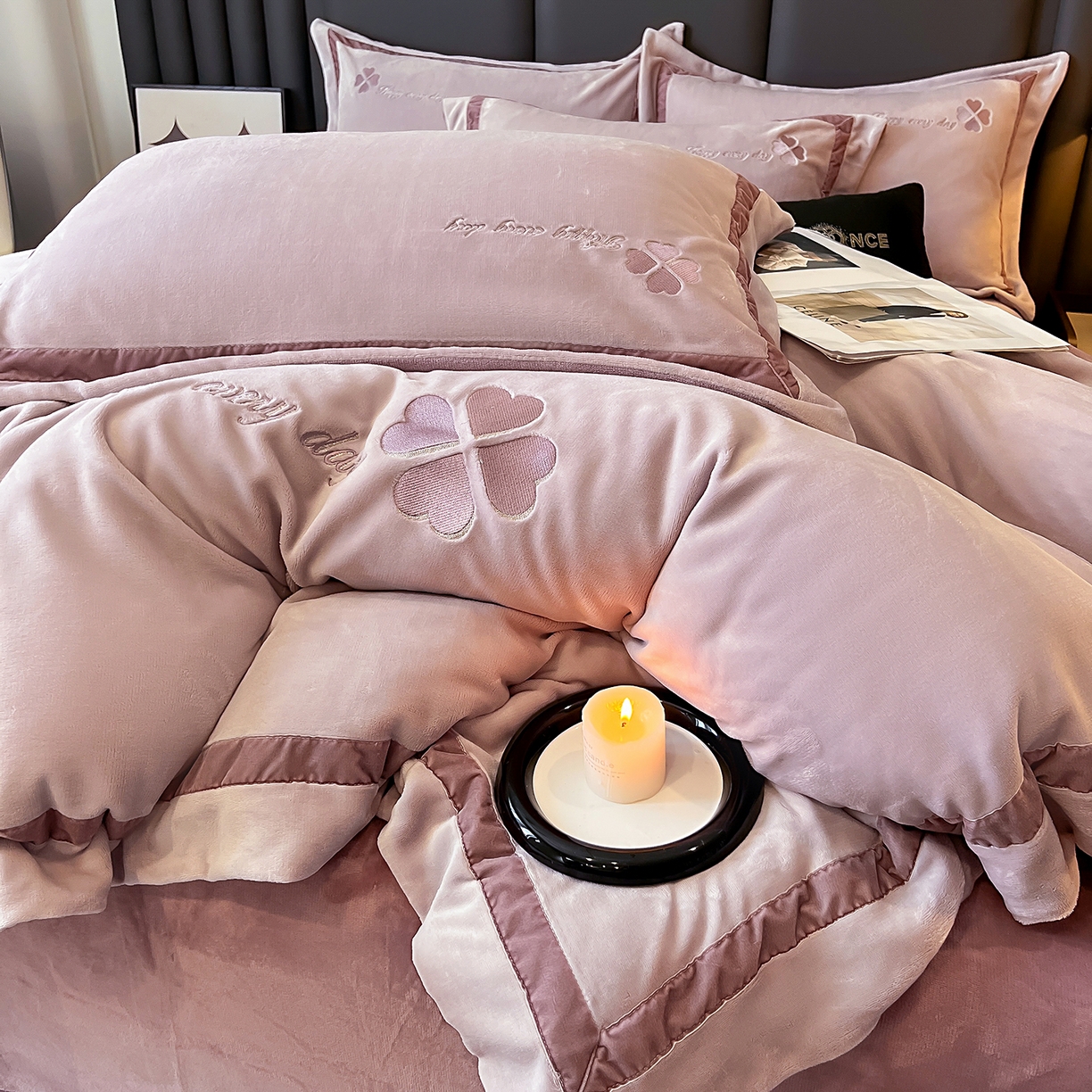 91家纺网 家纺一手货源 找家纺 妮恒美家纺 2025新款牛奶绒刺绣四件套-简爱系列 简爱-暖心紫