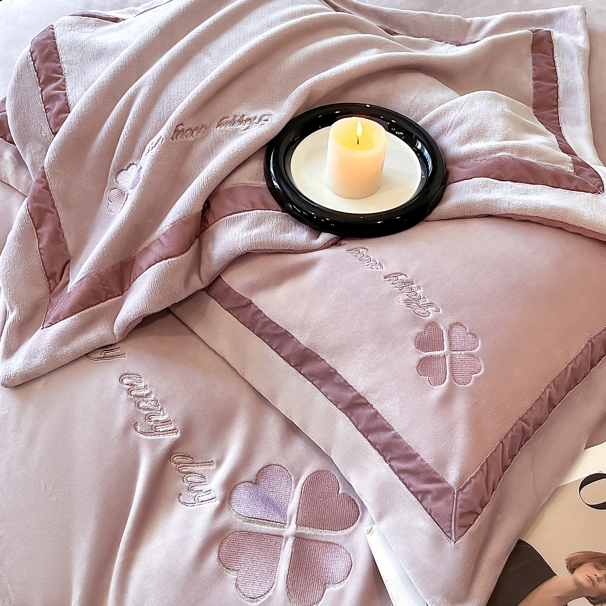 91家纺网 家纺一手货源 找家纺 妮恒美家纺 2025新款牛奶绒刺绣四件套-简爱系列 简爱-暖心紫