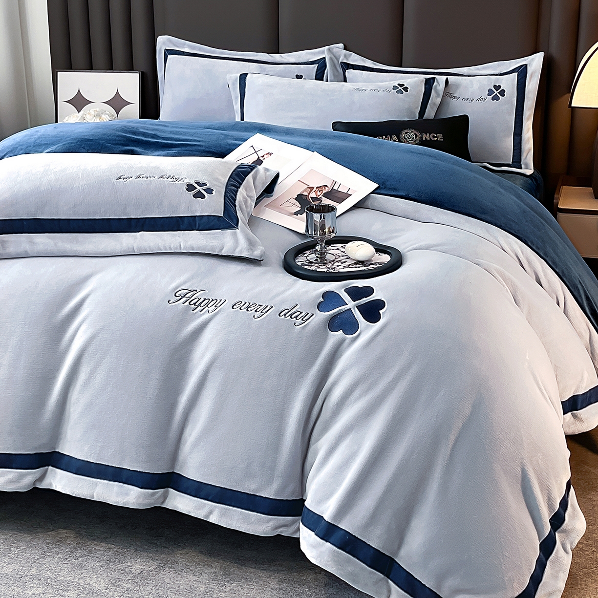 91家纺网 家纺一手货源 找家纺 妮恒美家纺 2025新款牛奶绒刺绣四件套-简爱系列 简爱-浅蓝＋故宫蓝