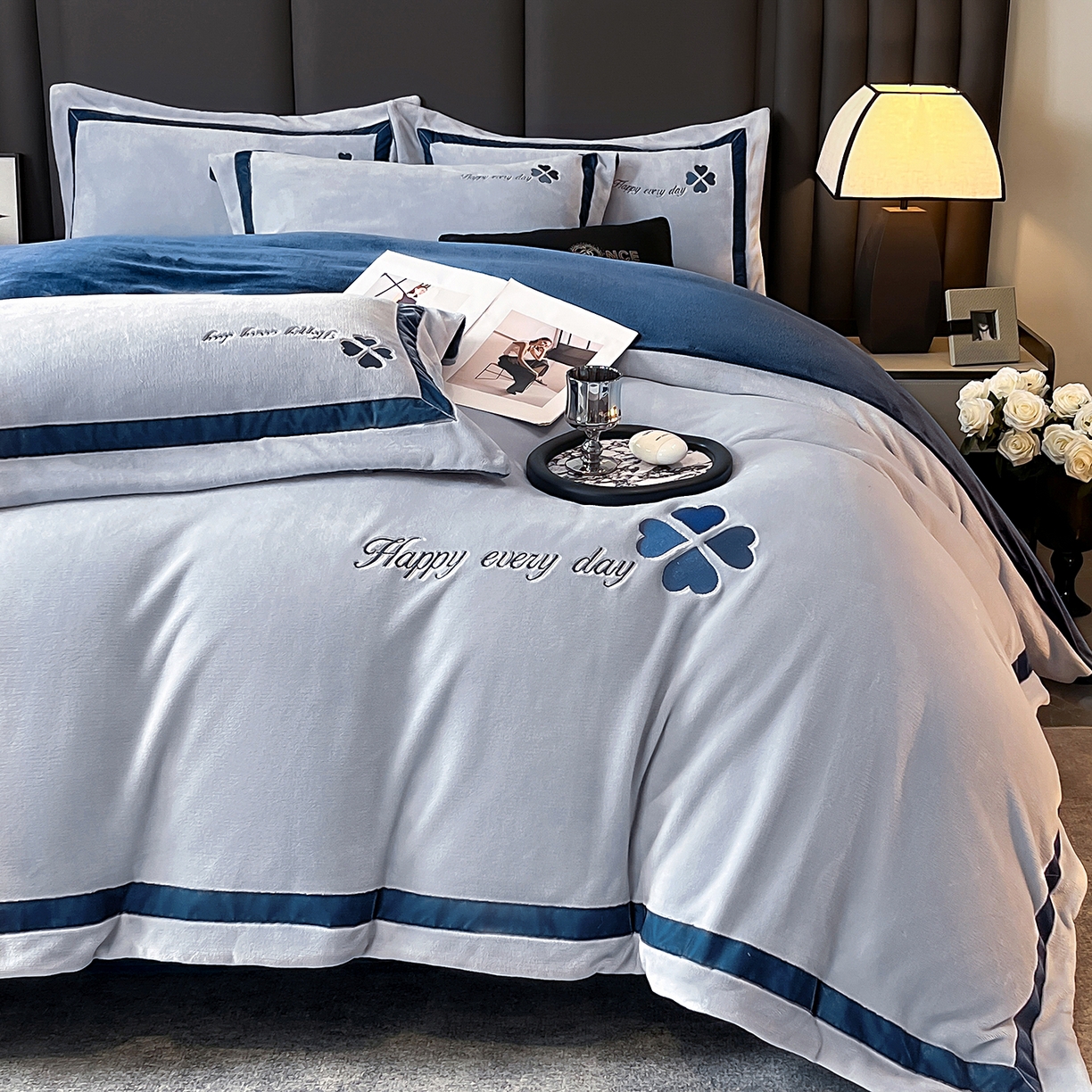 91家纺网 家纺一手货源 找家纺 妮恒美家纺 2025新款牛奶绒刺绣四件套-简爱系列 简爱-浅蓝＋故宫蓝