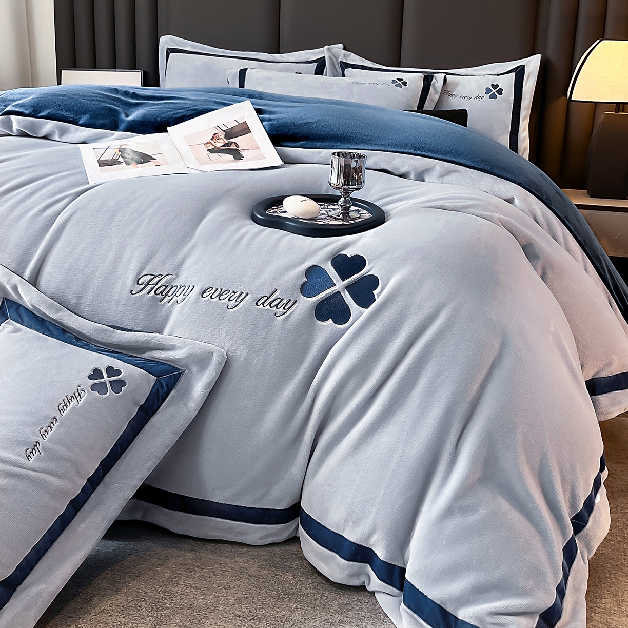 91家纺网 家纺一手货源 找家纺 妮恒美家纺 2025新款牛奶绒刺绣四件套-简爱系列 简爱-浅蓝＋故宫蓝