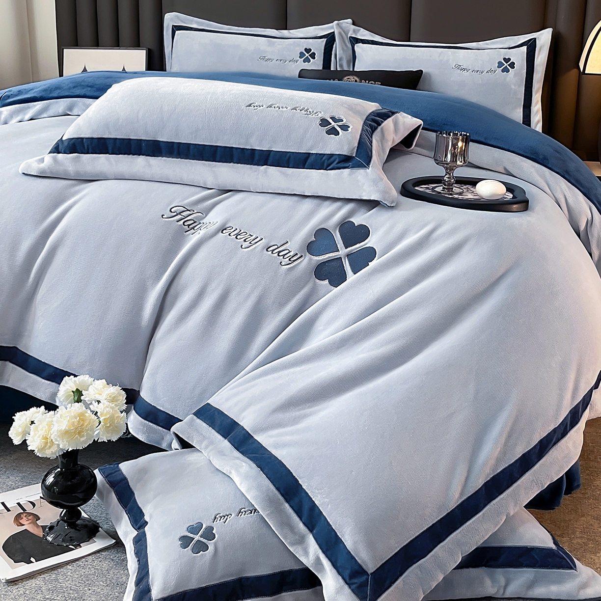 91家纺网 家纺一手货源 找家纺 妮恒美家纺 2025新款牛奶绒刺绣四件套-简爱系列 简爱-浅蓝＋故宫蓝